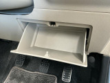 【収納部】パッと手に取りたい小物の置き場に便利。その他、沢山の収納部がございます。