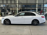 こちらの車両は「メルセデス・ベンツあざみ野」にて展示中でございます。営業時間は10:00〜18:00、年末年始・毎週水曜日が定休日となります。お問合せはフリーダイヤルもしくは045-904-1484までご連絡ください。