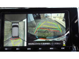車を上から見下ろした視点で駐車をサポートするパノラマビューを搭載。運転席から確認しにくい車両周囲の状況を確認できます。