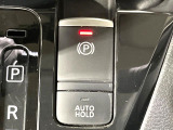 【電動パーキングブレーキ】パーキングブレーキは便利な電動式!ボタン一つで操作でき、アクセルを踏めば自動で解除されます♪レバーやペダルが無いので運転席廻りもすっきりしますね♪