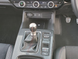 運転席より操作性の良いマニュアルのシフトレバーと、オートエアコンのスイッチ等の画像です。