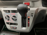 インパネにシフトレバーがあることで、車内空間の広さを確保♪シフト位置がハンドルに近いので操作性にも優れております!