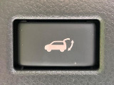 【パワーバックドア】スマートキーや運転席のボタンを押すだけでリアゲートが自動で開閉します!荷物を持っている時や、高い位置にあるバックドアを閉める際に便利な機能です♪