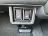 シートヒーター装備。備わっているスイッチを押すと、前席のシートがあたたかくなります。エアコンより温まるのがはやく、電力消費も抑えられるため、冬場に嬉しい装備です。