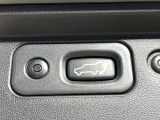 【パワーバックドア】スマートキーや運転席のボタンを押すだけでリアゲートが自動で開閉します!荷物を持っている時や、高い位置にあるバックドアを閉める際に便利な機能です♪