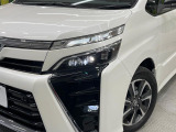【LEDヘッドライト】悪天候や夜間走行時も良好な視界を確保し安心して運転できる高輝度LEDヘッドライトを装備!点灯速度が早く、消費電力も抑えられています。