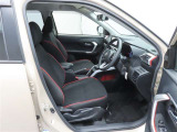 運転席に上下アジャスターがついていて、座ったままで自分にちょうどいいポジションに調整することができます。