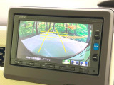 【バックカメラ】駐車時に後方がリアルタイム映像で確認できます。大型商業施設や立体駐車場での駐車時や、夜間のバック時に大活躍!運転スキルに関わらず、今や必須となった装備のひとつです!