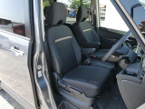 乗り込みやすく、視界の高い運転席です。前席&セカンドシートにはシートヒーターが付いています。