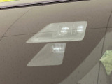 【スマートブレーキサポート】走行中に前方の車両等を認識し、衝突しそうな時は警報とブレーキで衝突回避と被害軽減をアシスト。より安全にドライブをお楽しみいただけます。