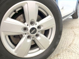 ●純正16インチアルミホイール:輸入車ならではの卓越した走りを支えるホイールと足回りです!日本車の走りに慣れている方にもぜひ体感して頂きたいほど、高いレベルでまとまっていま