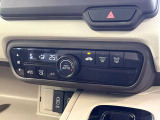 【オートエアコン】一度お好みの温度に設定すれば、車内の温度を検知し風量や温度を自動で調整。暑い&hellip;寒い&hellip;と何度もスイッチ操作をする必要はありません。快適な車内空間には必須の機能ですね♪