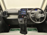 視界が広く見やすく、収納が多く、とっても使いやすい運転席ですよ(^^)/