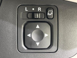 【電動格納ミラー】サイドミラーは電動格納式となっており、狭い駐車場でもキズがつくリスクを抑えられます。