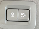 【パワーバックドア】スマートキーや運転席のボタンを押すだけでリアゲートが自動で開閉します!荷物を持っている時や、高い位置にあるバックドアを閉める際に便利な機能です♪