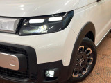 【LEDヘッドライト】悪天候や夜間走行時も良好な視界を確保し安心して運転できる高輝度LEDヘッドライトを装備!点灯速度が早く、消費電力も抑えられています。