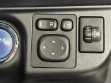 【電動格納ドアミラー】狭路の通行時や狭い場所に停車させるときに活躍する装備ですね。ボタン一つでドアミラーが格納されます。