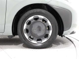 タイヤサイズは(185/65R15)でキャップ付きスチールホイールです。