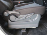 【シートアジャスター】運転席に上下シートアジャスターが付いてます。座席の高さも調整可能です