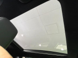 【パノラマルーフ】大型のガラスルーフ搭載で車内の解放感が一気にアップ!開放的なドライブをお楽しみいただけます。