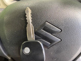 【キーレス】少し離れた場所からでもボタン一つでドアの開錠・施錠ができるのでとっても便利!ドアの鍵穴周りに傷をつけることもありません♪