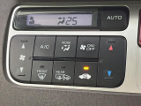 【オートエアコン】一度お好みの温度に設定すれば、車内の温度を検知し風量や温度を自動で調整。暑い&hellip;寒い&hellip;と何度もスイッチ操作をする必要はありません。快適な車内空間には必須の機能ですね♪