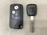 スマートキーを装備しています。鍵を差し込むことなくドアロックの開け閉めと、エンジンスタートができます。通常のキーもスペアとして用意しております。