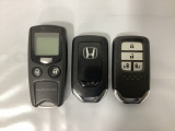 スマートキー付きですからドアロックの開閉およびエンジンスタートが楽々です。電動スライドドアの開け閉めもボタンで操作できます。加えて、純正リモコンエンジンスターター用の操作キーもついています。