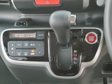 運転席より操作性の良いシフトレバーと、プラズマクラスター機能付きオートエアコンのスイッチ等の画像です。