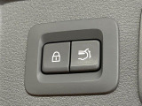 【パワーバックドア】スマートキーや運転席のボタンを押すだけでリアゲートが自動で開閉します!荷物を持っている時や、高い位置にあるバックドアを閉める際に便利な機能です♪
