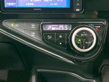 【オートエアコン】一度お好みの温度に設定すれば、車内の温度を検知し風量や温度を自動で調整。暑い&hellip;寒い&hellip;と何度もスイッチ操作をする必要はありません。快適な車内空間には必須の機能ですね♪