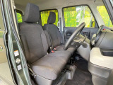 運転席まわりには十分なスペースがあり、大柄な方でもゆったり運転していただける環境です。