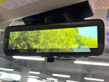 【スマートリヤビューミラー】後席の大きな荷物や同乗者で後方が確認しづらい時でも安心!カメラが撮影した車両後方の映像をルームミラー内に表示。クリアな視界で状況の確認が可能です!