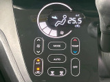 【オートエアコン】一度お好みの温度に設定すれば、車内の温度を検知し風量や温度を自動で調整。暑い&hellip;寒い&hellip;と何度もスイッチ操作をする必要はありません。快適な車内空間には必須の機能ですね♪