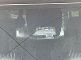 【プリクラッシュセーフティ】前方の車両等を検知し、衝突しそうな時は警報で注意を促し、ブレーキを踏む力をサポート。ブレーキを踏めなかった場合は衝突被害軽減ブレーキが作動、衝突回避をサポートします。