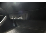 エアコンのスイッチの下には、充電にも使用できるナビ接続用USB端子があります。AUX端子にオーディオプレーヤーが接続できます。