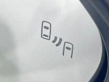 【ブラインドスポットモニター】走行中、ドアミラーの死角になりやすい箇所に後続車が接近するとサイドミラーのレンズに警告を表示!ドライバーに注意喚起をしてくれます。