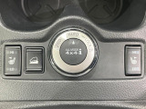 【オールモード4&times;4】2WD/4WDモードを手軽に切り替え可能。燃費重視の2WD、スタック時に役立つLOCK、AUTOモードでは4WDの配分を自動で調整し、路面状況を問わず安定した走りをサポート。
