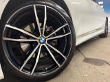 ●純正19インチアルミホイール:輸入車ならではの卓越した走りを支えるホイールと足回りです!日本車の走りに慣れている方にもぜひ体感して頂きたいほど、高いレベルでまとまっています!