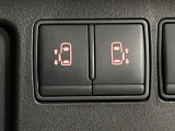 【両側パワースライドドア】スマートキーや運転席のスイッチで後席両側スライドドアの開閉が可能♪電動だから力を入れてドアを開ける必要が無く、小さなお子様でも簡単に開け閉めでき快適です♪