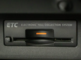 コンソール内一体型のビルトインETC装備!見た目の部分も良いですが、ETCカードの盗難防止になる設置箇所です!料金所の渋滞回避!時間帯・日によって料金の軽減を受けられます!ストレス知らずのドライブ!