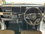 【前方視界】開放的な前方視界!運転がしやすく疲れにくいです♪窓が大きく、見通しがとっても良いおクルマですよ♪