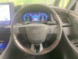 インテリアに合わせたデザインのステアリングは、運転される方のことも考え、運転しやすい形状、大きさです。是非一度、実際に触ってお確かめください。