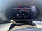 低走行車両入庫!レイアウトはステアリングスイッチで切り替えでき運転に集中しながら必要な情報を瞬時に得ることが可能です。