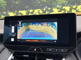 【バックカメラ】駐車時に後方がリアルタイム映像で確認できます。大型商業施設や立体駐車場での駐車時や、夜間のバック時に大活躍!運転スキルに関わらず、今や必須となった装備のひとつです!