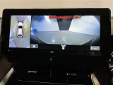 【パノラミックビューモニター】映像で、見づらい車両周辺の確認をアシスト。クルマを真上から見ているような映像を表示。 運転席から確認しにくい車両周囲の状況を把握。