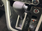 【電動パーキングブレーキ】パーキングブレーキは便利な電動式!ボタン一つで操作でき、アクセルを踏めば自動で解除されます♪レバーやペダルが無いので運転席廻りもすっきりしますね♪