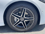 【アルミホイール】18インチのAMG5スポークアルミホイールを装着
