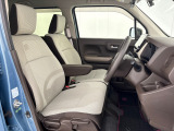 乗降がしやすい運転席。高さが調節できて小柄な方でも運転しやすいポジションをとることができます。