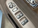 【電動格納ミラー】サイドミラーは電動格納式となっており、狭い駐車場でもキズがつくリスクを抑えられます。